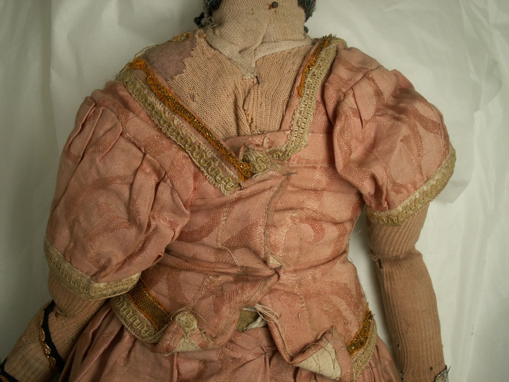 Particolare del corpetto retro prima del restauro